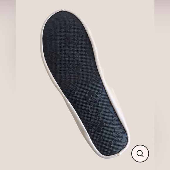 Rescue Flats, size small 6-7 - Picture 3 of 5